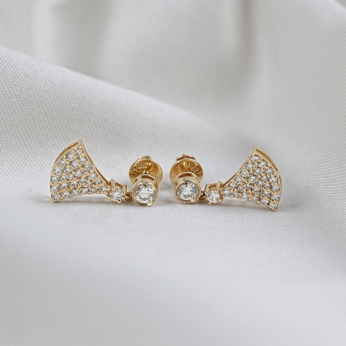 Round Diamond Dangle Drop Pave Set Earrings