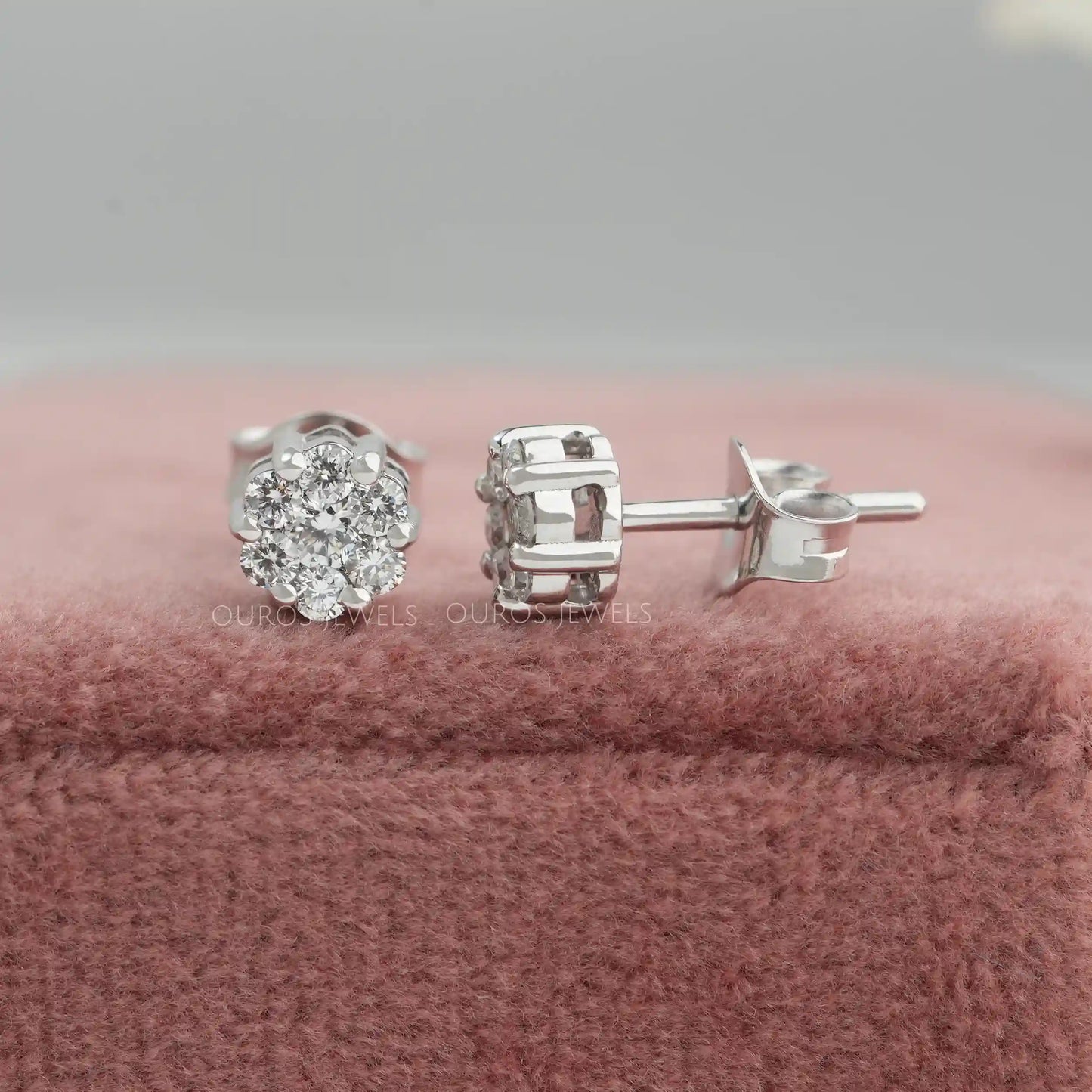 White  Gold  Cluster  Diamond  Stud