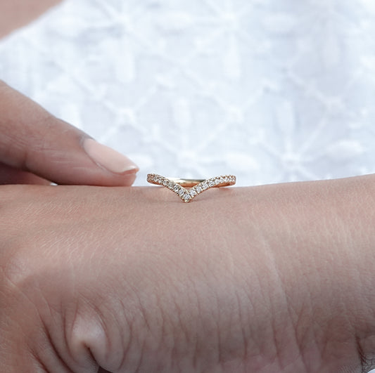 Round Diamond Curved Band