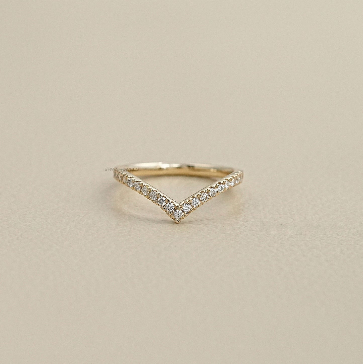 Round Diamond Curved Band