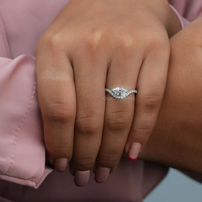 Lips Cut Diamond Curved Ring