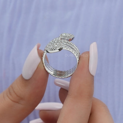 Round Cut Diamond Spiral Band