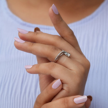 Round Cut Diamond Curved Ring