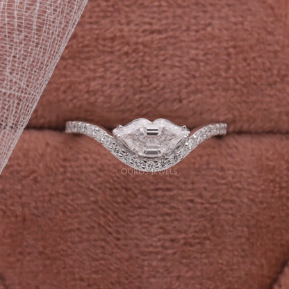 Lips Cut Diamond Curved Ring